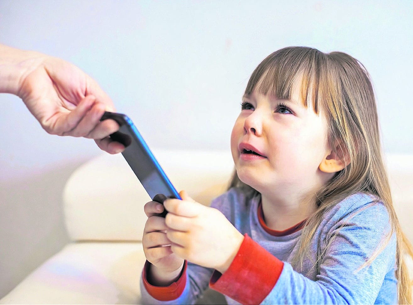 Hay muchos padres consternados por la relación entre sus hijos y los teléfonos celulares, pero tal vez por las causas incorrectas, sugiere reciente investigación.